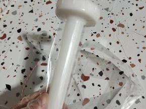把灌肠器上面的漏斗拿下来，套在食品级塑料肠衣上！