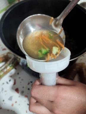 把搅拌好的蔬菜肉皮汤灌进去！（灌好了立起来，给它排排气！）