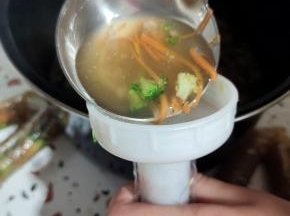 把搅拌好的蔬菜肉皮汤灌进去！（灌好了立起来，给它排排气！）