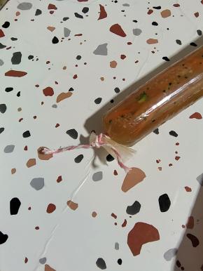 不要灌的太满，在尾部用棉绳打一个活结，一会儿分节扎的时候，有可能还需要把它打开排气！