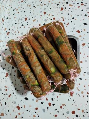 灌好了直接放凉水里拔凉，也可以放冰箱冷藏半天！（如果是上锅蒸的肉皮，需要再次把它放进水里煮5分钟！这样煮出来的肉皮肠更紧实劲道！这个塑料肠衣是耐高温的，所以不用担心他会爆！我是电压力锅压出来的所以这一步省略了！）