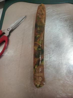 用剪刀把食品级塑料肠衣剪开，看看这肉皮肠也太有弹性了！