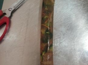 用剪刀把食品级塑料肠衣剪开，看看这肉皮肠也太有弹性了！