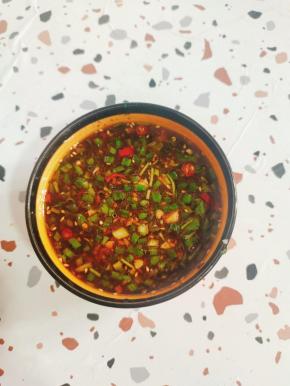 碗中放入一茶匙蒜末，小米辣切碎，一勺辣椒油，一勺生抽，两勺香醋，一勺白糖，一勺香油，一勺太太乐鸡汁鲜，少许花椒油，适量的葱花和香菜搅拌均匀调成万能蘸料！