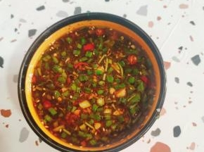 碗中放入一茶匙蒜末，小米辣切碎，一勺辣椒油，一勺生抽，两勺香醋，一勺白糖，一勺香油，一勺太太乐鸡汁鲜，少许花椒油，适量的葱花和香菜搅拌均匀调成万能蘸料！