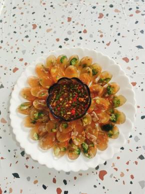 有西蓝花，胡萝卜再加上美味劲道的肉皮，蘸上料汁儿，软软糯糯的Q弹有嚼劲，这也太好吃了！