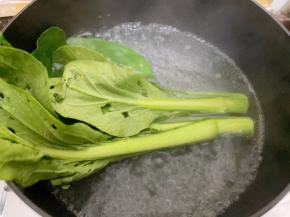 酥肉快蒸好的时候，我们把菜心烫熟备用