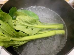 酥肉快蒸好的时候，我们把菜心烫熟备用