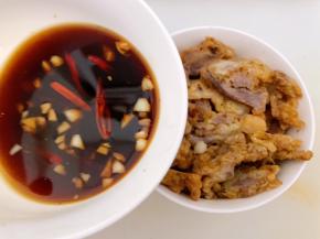 把调好的料汁淋在酥肉上