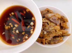 把调好的料汁淋在酥肉上