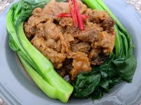 围上烫熟的菜心即可