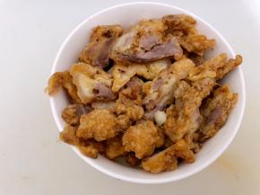 把切好的酥肉摆入碗里，稍微压紧实一些