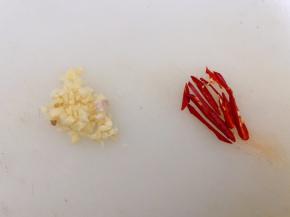 大蒜切末，小米辣切丝