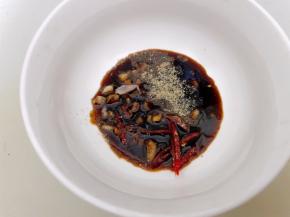再加入蚝油，白糖，白胡椒粉和2大勺高汤