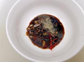 再加入蚝油，白糖，白胡椒粉和2大勺高汤