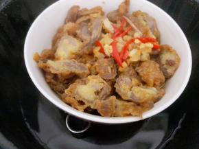 酥肉蒸好取出，拿一个盘子倒扣出来