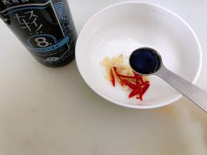 调一个料汁
碗里加入蒜末，小米辣丝和六月鲜请盐原汁酱油