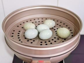 皮蛋洗净放在蒸屉上。