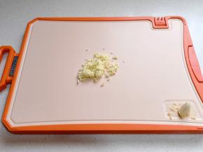 大蒜去皮切末。