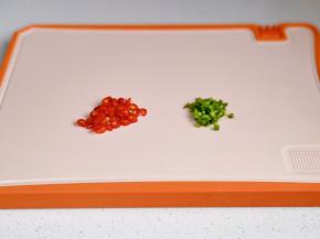 辣椒切段，葱花。