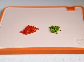 辣椒切段，葱花。