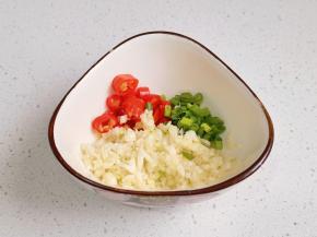 蒜末、辣椒、葱花放入碗中。