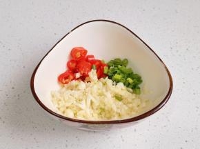 蒜末、辣椒、葱花放入碗中。