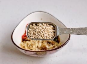 加入熟芝麻搅拌均匀。