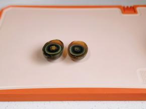 蒸好的皮蛋过凉水剥皮，对半切开。