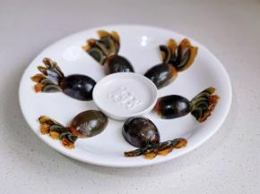 一半做鱼身、片做鱼尾摆盘。