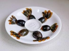 一半做鱼身、片做鱼尾摆盘。