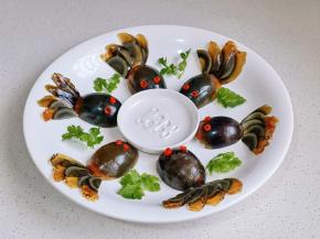 小米辣装饰眼睛，香菜点缀。