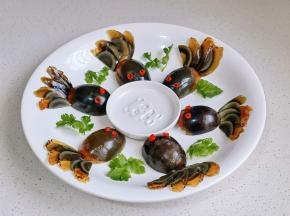 小米辣装饰眼睛，香菜点缀。