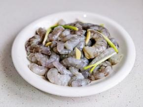 虾仁清洗干净，加葱姜抓匀腌制5分钟。
