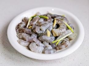 虾仁清洗干净，加葱姜抓匀腌制5分钟。