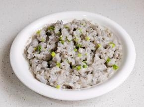 加入葱花抓拌均匀。