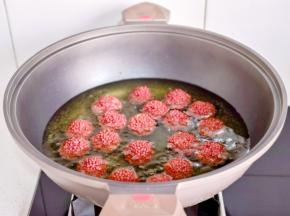 油温5成热放入虾球。