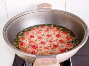 炸至飘起来捞出控油。