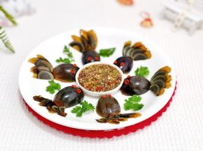 中间放上调好的料汁就好啦！