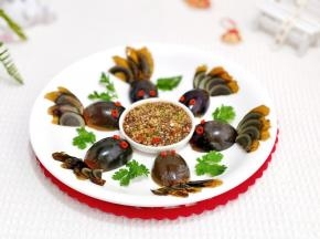 中间放上调好的料汁就好啦！