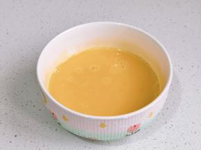 蛋黄打散备用。