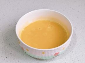 蛋黄打散备用。