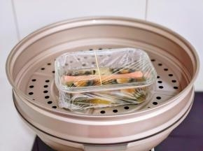 包上保鲜膜蒸8分钟。