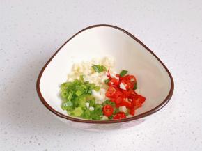 葱花，蒜末，辣椒段放入碗中。