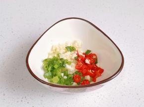 葱花，蒜末，辣椒段放入碗中。