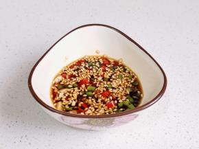 加入生抽，香醋，芝麻搅拌均匀，万能酱汁。