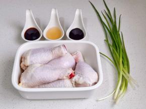 准备食材，鸡腿泡冷水将血水泡出。