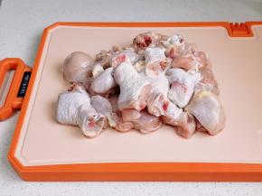 鸡腿剁小块温水反复冲洗。