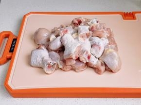 鸡腿剁小块温水反复冲洗。