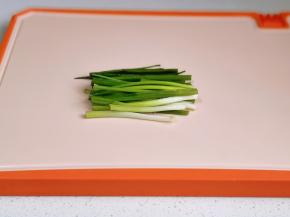 小葱切段。